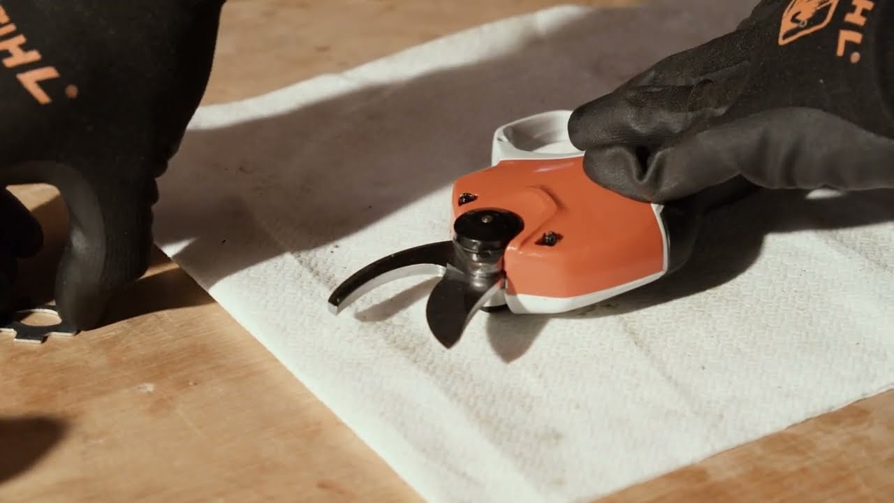 מזמרה נטענת STIHL ASA 20 - מדריך להחלפת הלהבים