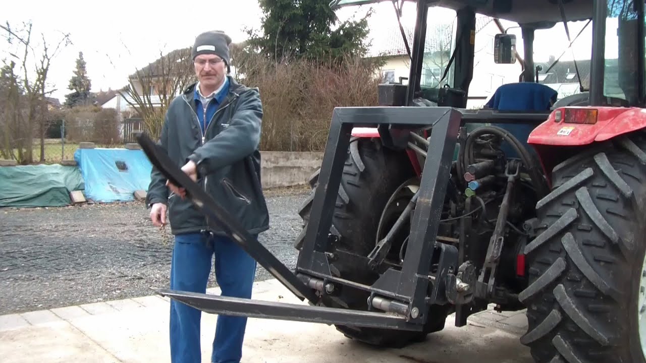 Detailaufnahmen einer Traktor Dreipunkt Heckgabel, tractor supplies 3 point hitch attachment
