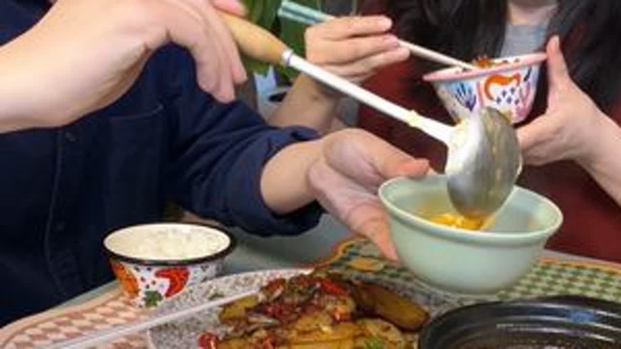 给老公做他喜欢吃的饭菜 今天的蒜苔炒肉太下饭了#我的厨房日记 #动手自己做美食