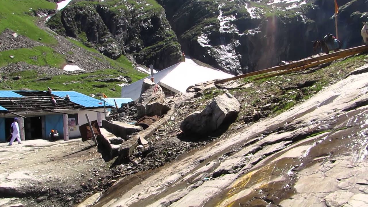 All 7 nishan sahibs at Hemkund Sahib