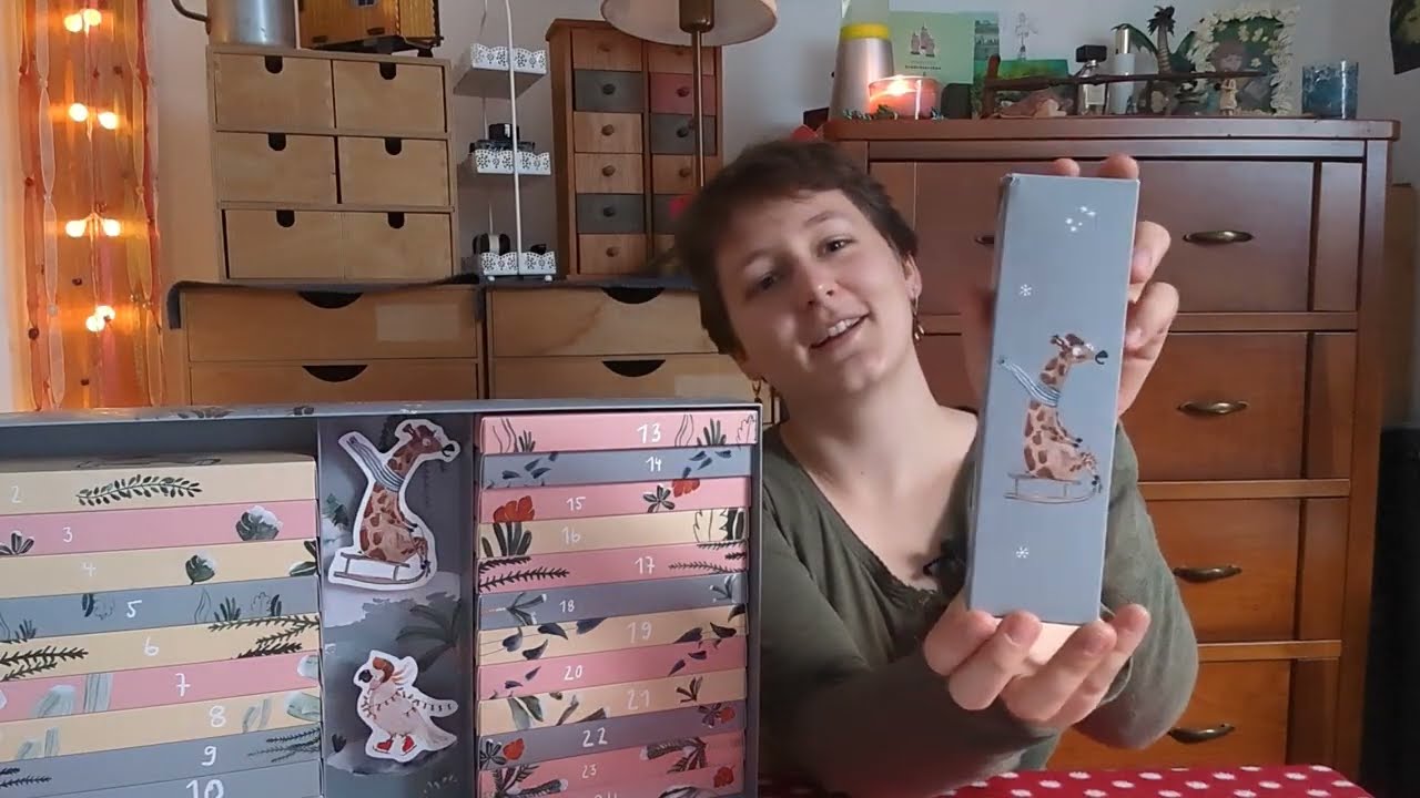 Mein 1. ADVENTSKALENDER UNBOXING! Ich teste den tierisch kreativen Familienkalender 🦒💜🕯️