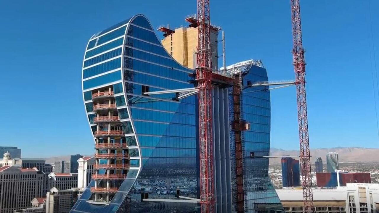 Башня-гитара Hard Rock Las Vegas почти полностью остеклена синими панелями
