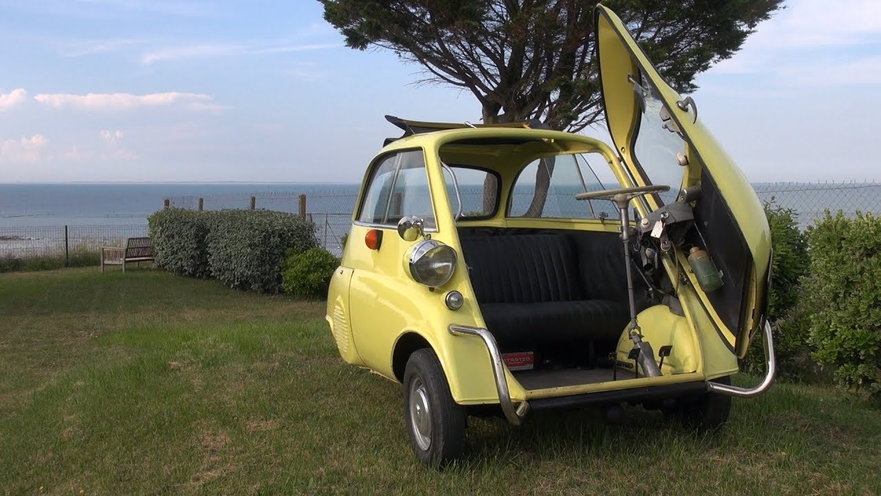 Une Isetta BMW en balade dans  l'île de ré.