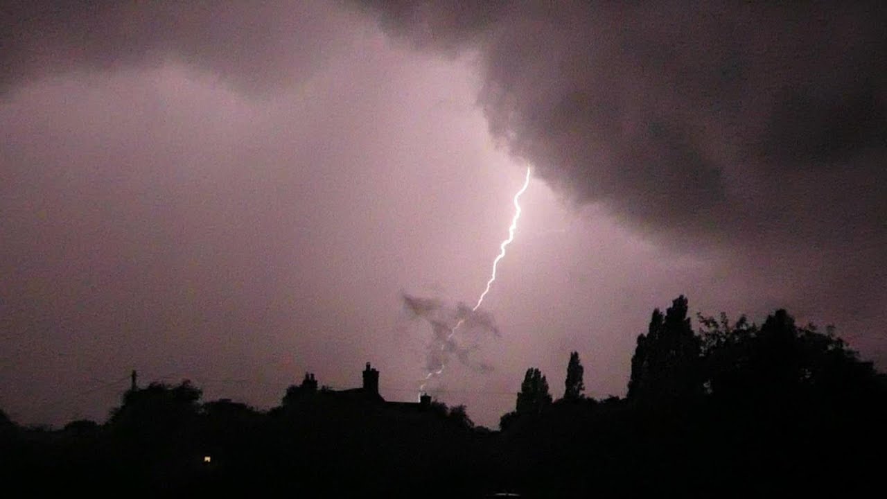 Loud night-time thunderstorm - Bedford, UK (22nd August 2021)