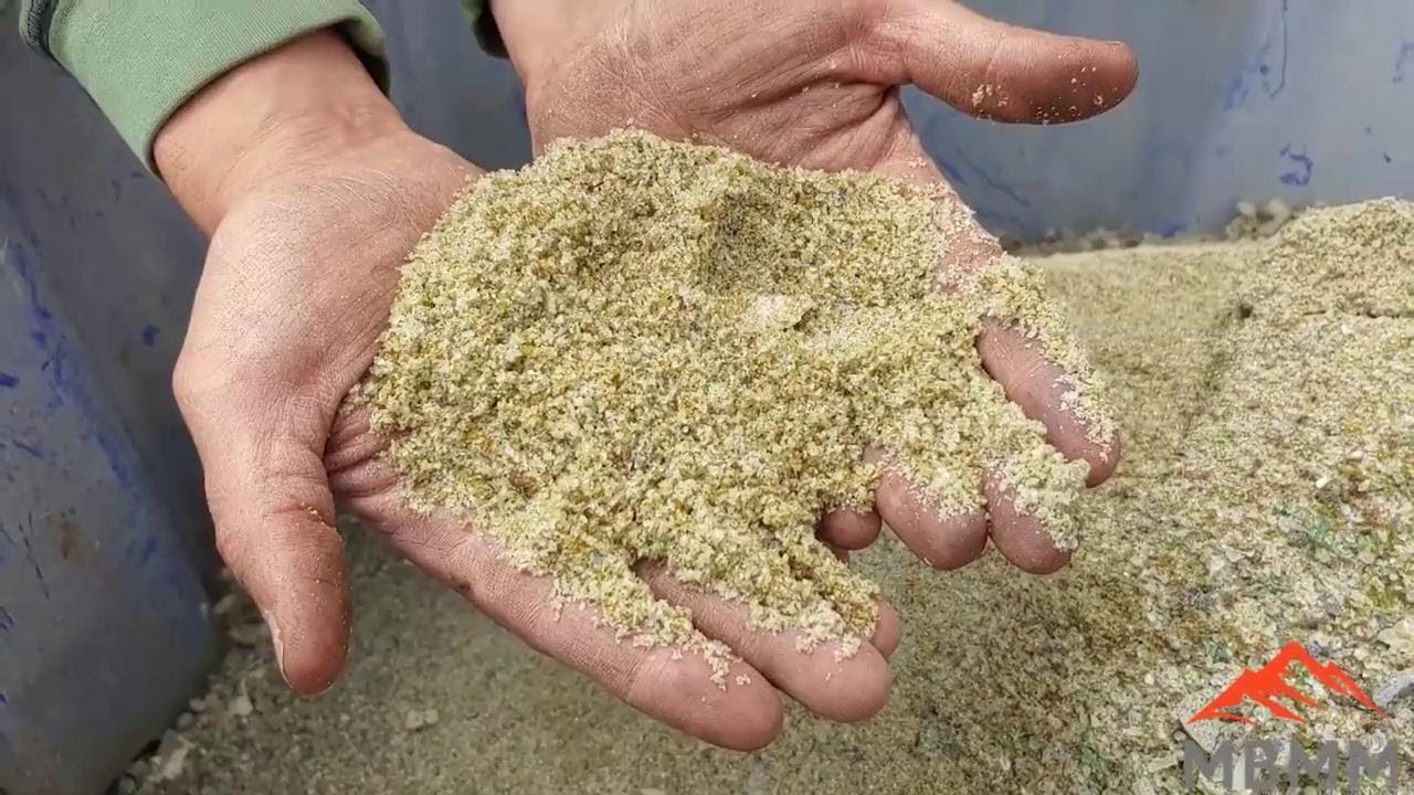 Come il vetro torna ad essere sabbia, la macchina che trasforma le bottiglie in granelli finissimi