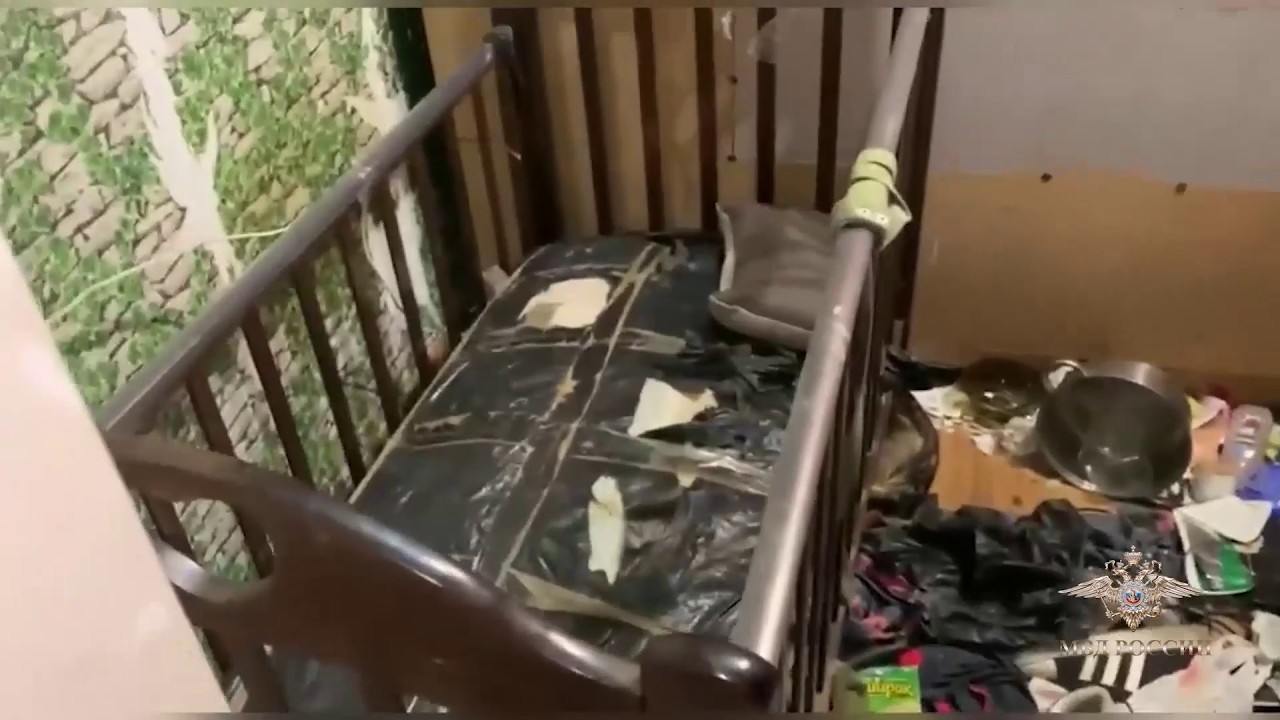 МОЛОДАЯ МАТЬ БРОСИЛА ТРЕХЛЕТНЕГО СЫНА СРЕДИ МУСОРА