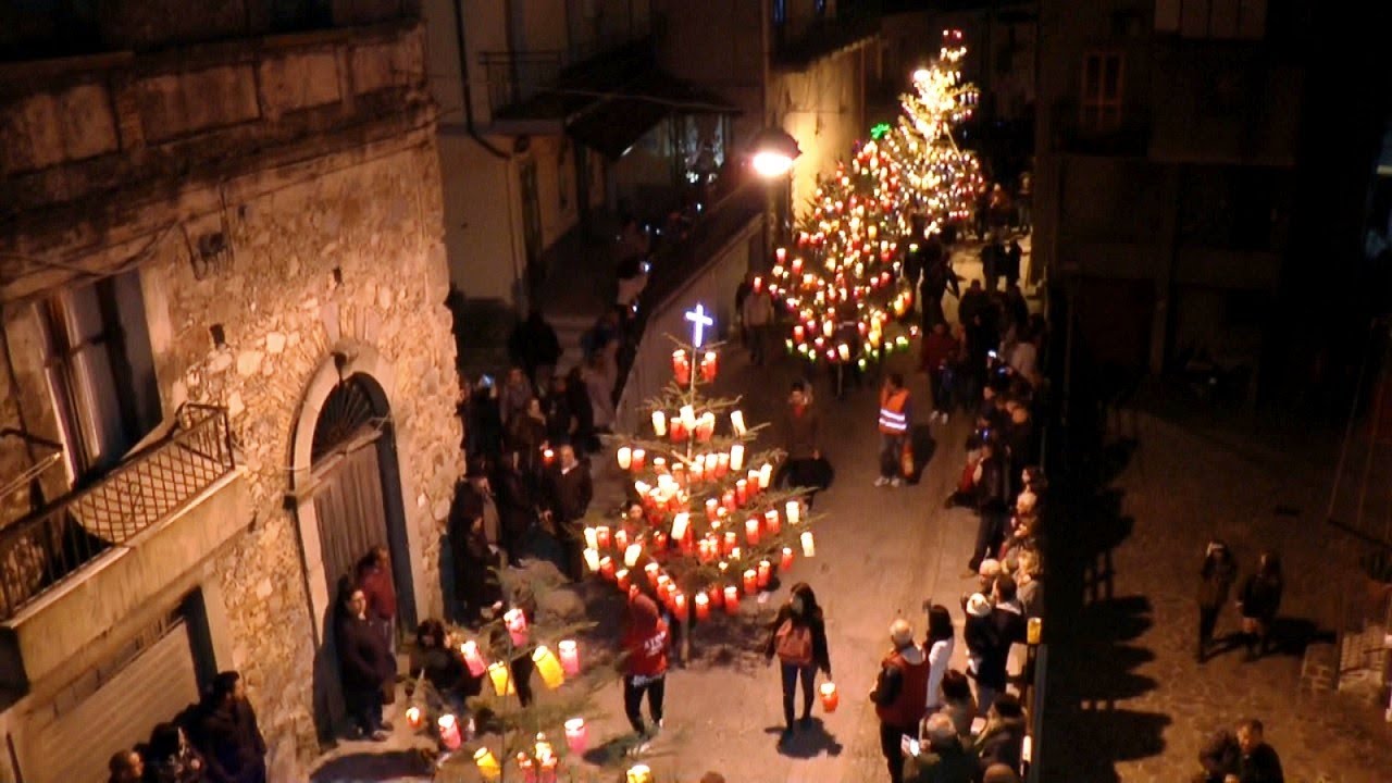 La processione degli abeti illuminati | Naca di Davoli