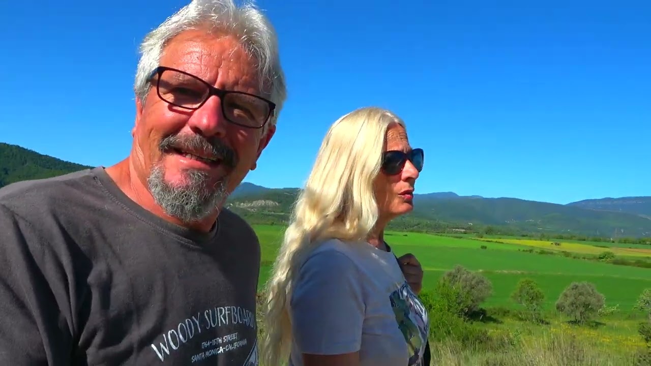 OS SALUDAMOS A TODOS- Un Pueblo en el Pirineo- ( El Rincon del Divan ) Viajar en autocaravana