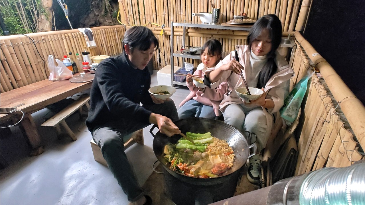 今天给羊场加固，摘了很多菜苔和莴笋，晚上一家三口煮火锅吃过瘾Chinese delicacies