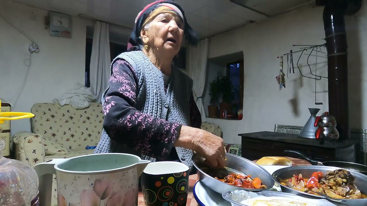 Ananem pamuk elleri ile akşam yemeği hazırlamış. Türkiye village life . village cooking