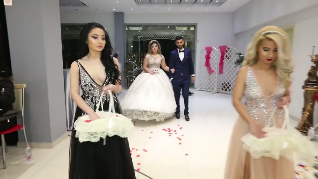 Hyrja e çiftit Anni & Sibela si në përrallë – muzikë live dhe emocione