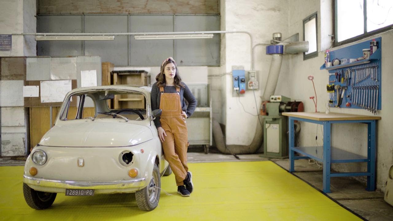 Giovanna ha 23 anni e restaura vecchie Fiat 500 per passione: 
