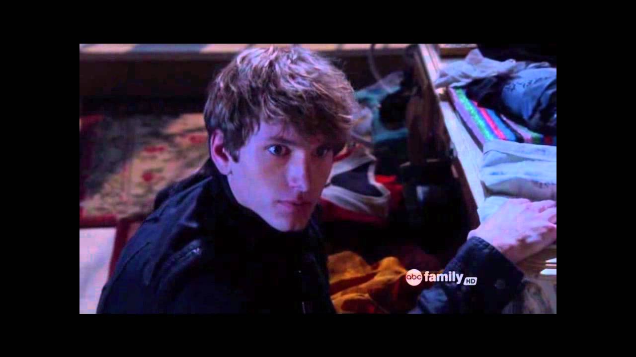The Nine Lives of Chloe King - Alek & Brian Fight