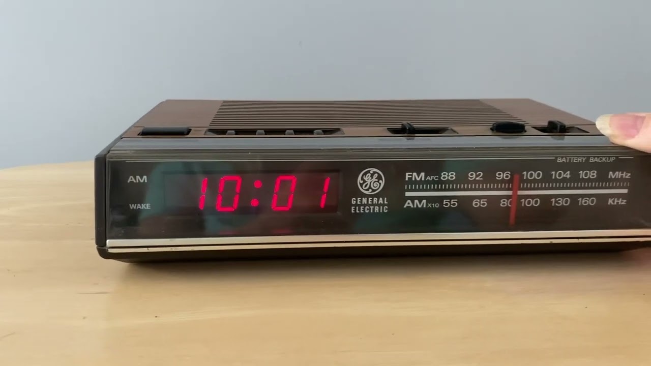 GE General Electric Wood Grain AM/FM Digital Clock Radio 7-4624 B