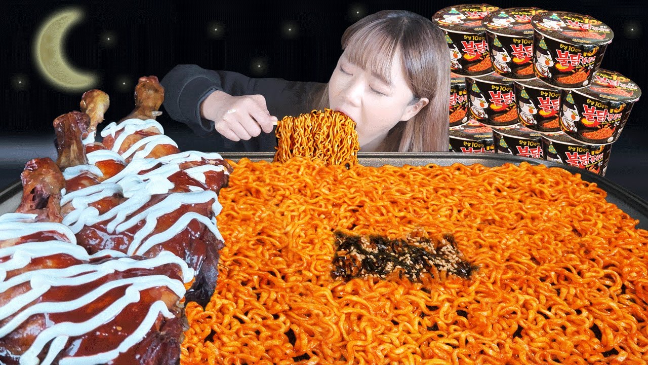 야심한 밤에 배고파서 불닭볶음면 10개에 왕닭다리 4개 올려서 야무지게 먹었어요 😍 역시 밤에 먹는 불닭볶음면은 최고..!! 만리 라면 먹방 mukbang