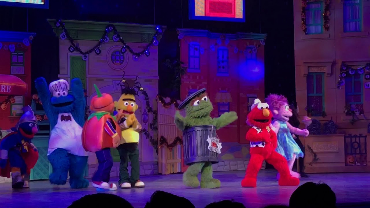 Sesame Street - Universal Studio Singapore (USS) - Trick or Treat Live Show!!