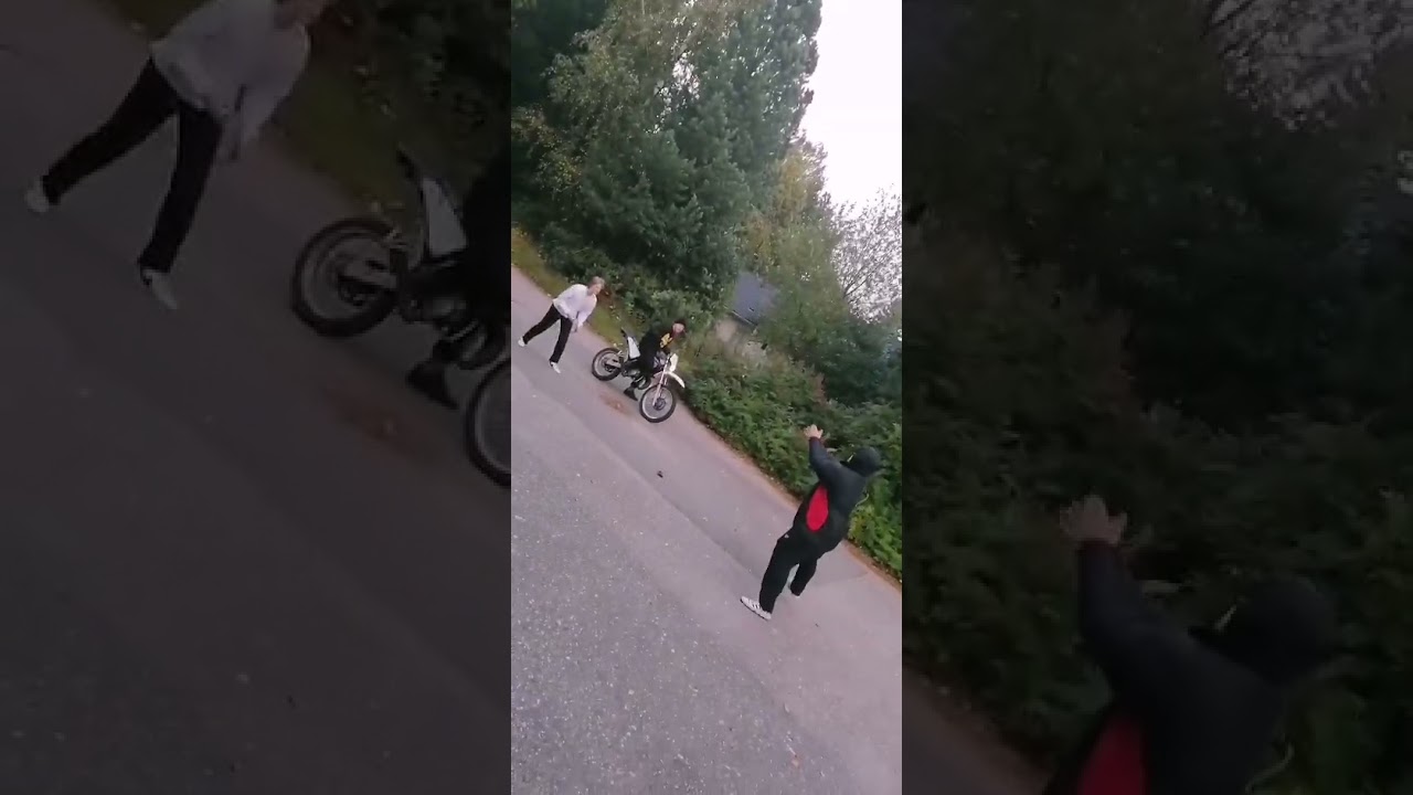 Mopopoika h&auml;vi&auml;&auml; viivat juoksijalle (viritetty mopo)