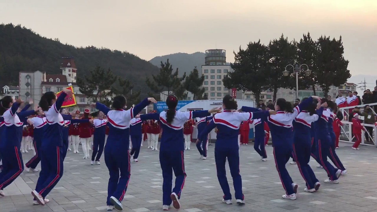 남측 농민들 북측 응원단을 만나다.