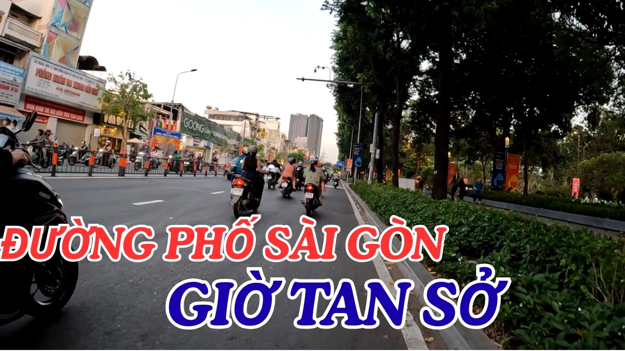 SÀI GÒN VÀO GIỜ TAN SỞ, CÁC NẺO ĐƯỜNG ĐỀU RẤT ĐÔNG XE.