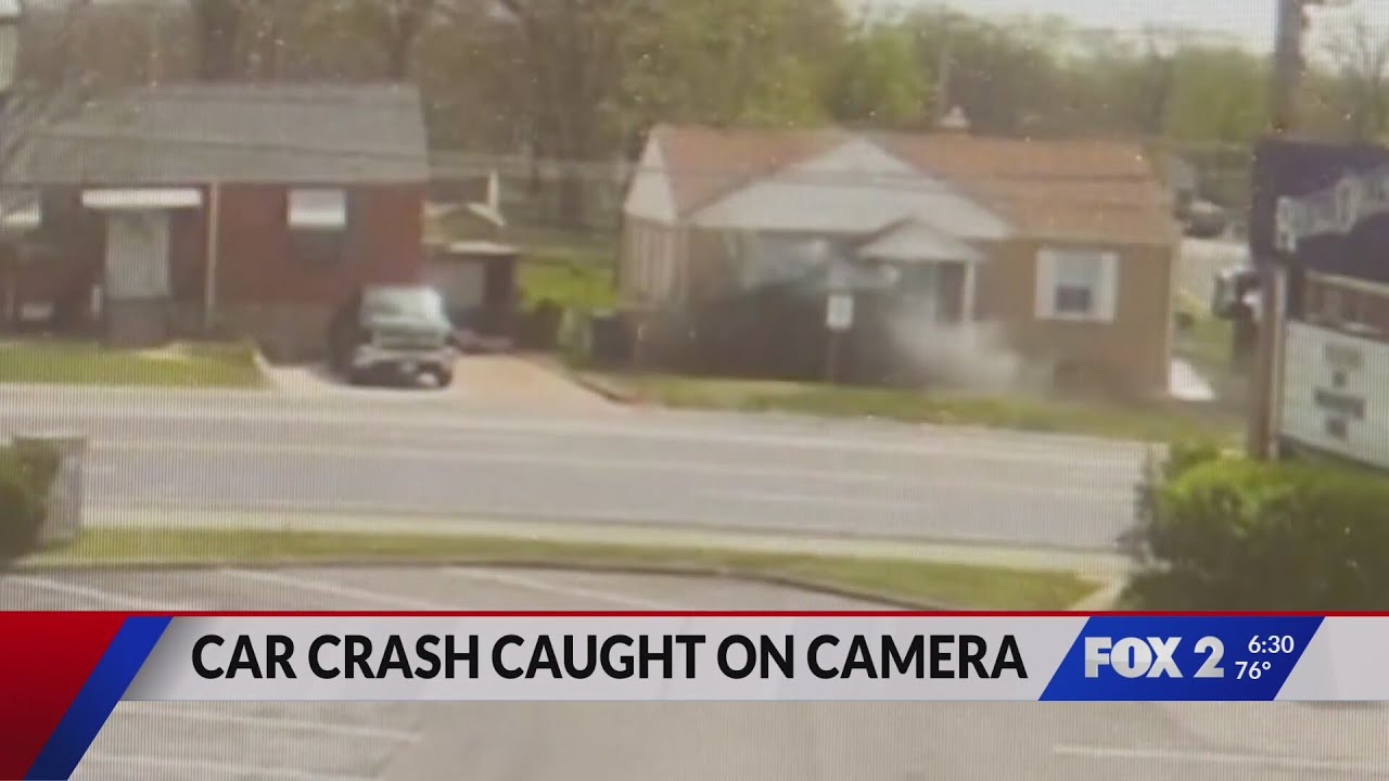 На видео видно, как автомобиль врезается в дом в южной части округа Сент-Луис.