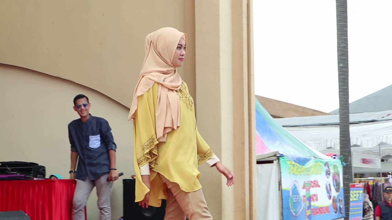LOMBA FASHION SHOW. YANG PAKE KACAMATA UWOWWW.HAYO KAMU PILIH YANG MANA???