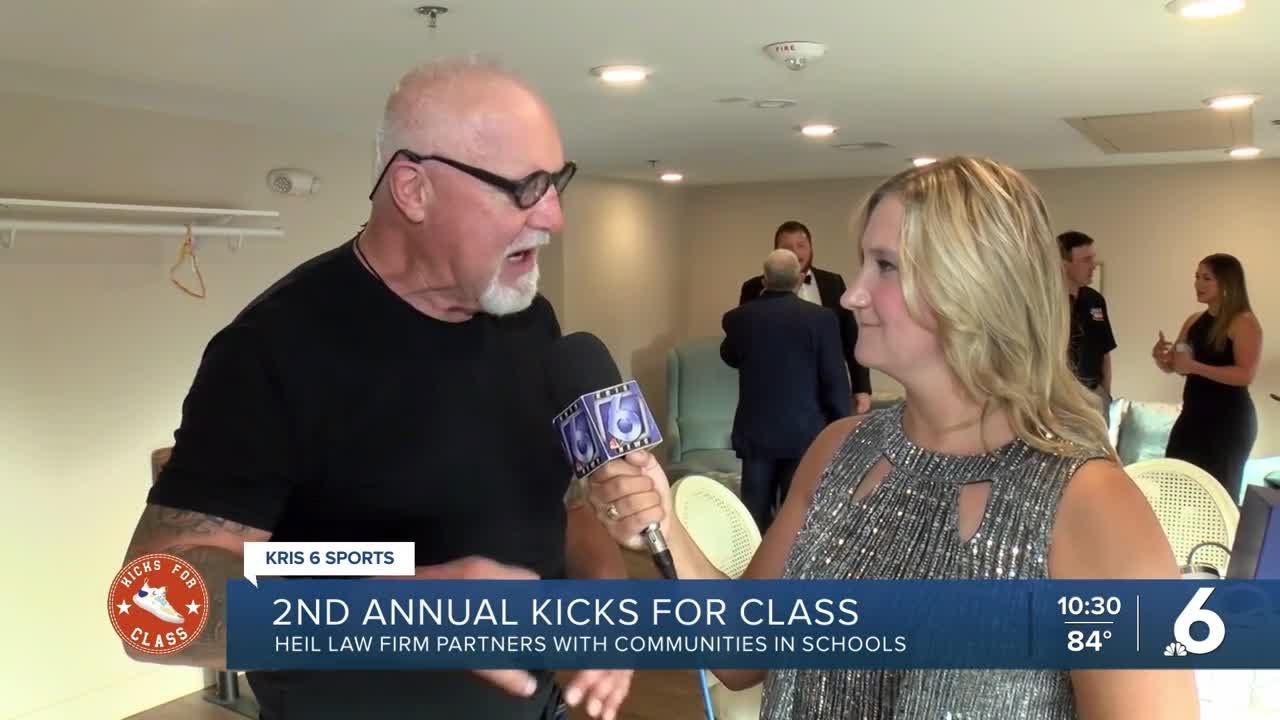 Randy White talks about his mentor, coach Tom Landry, at Kicks for Class Sports Gala