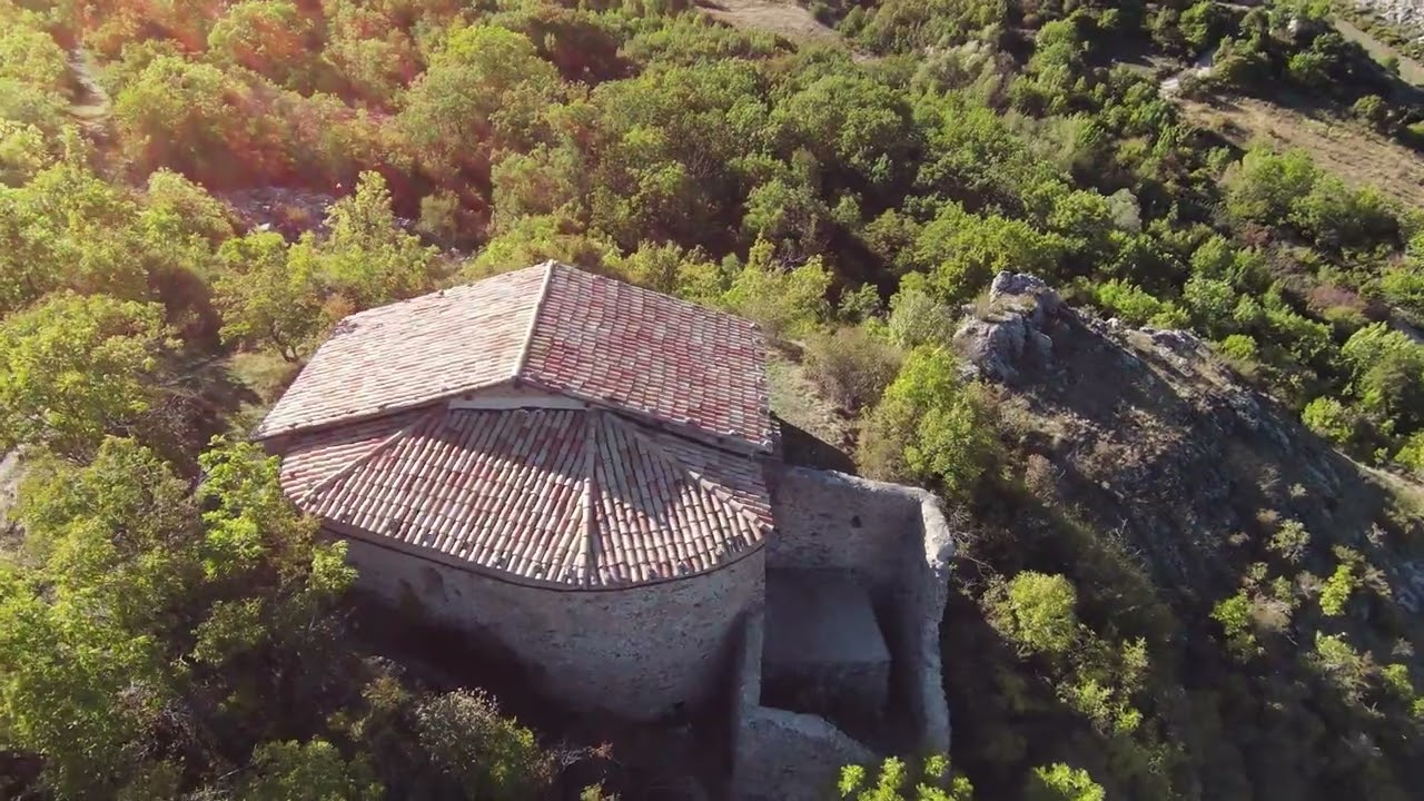 Chapelle et rocher de Dromon