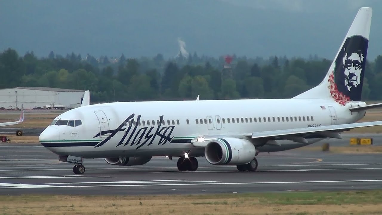 Alaska Airlines (Hawaiian Lei Tail) N585AS 737-800 Takeoff Portland Airport (PDX)
