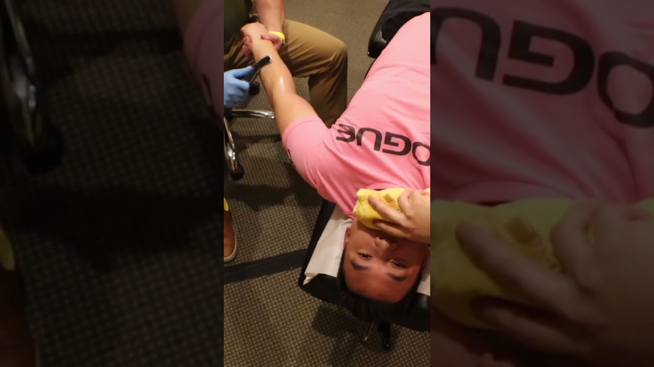 *FUNNIEST* Graston Therapy/Chiropractic adjustments (IASTM) with Dr Jon Clayton On Pro Tennis Player