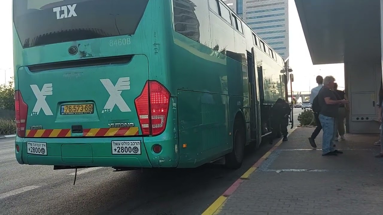 קו 77 מטרופולין לחולון המרכבה וקו 431 אגד מירושלים לראשון לציון ליד קניון עזריאלי ראשל