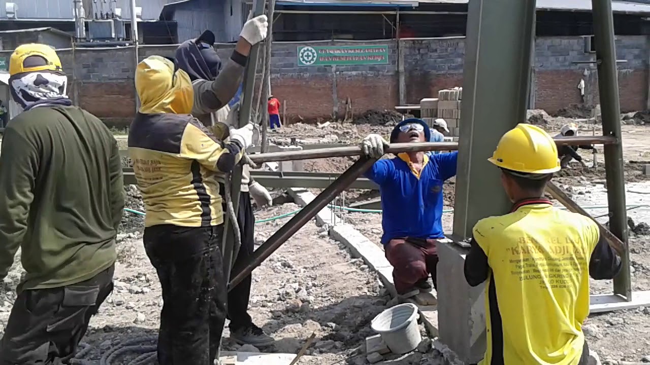 Proses erection manual kolom wf 250 mm x 6 meter KARYA ADJI JAYA konstruksi baja konvensional