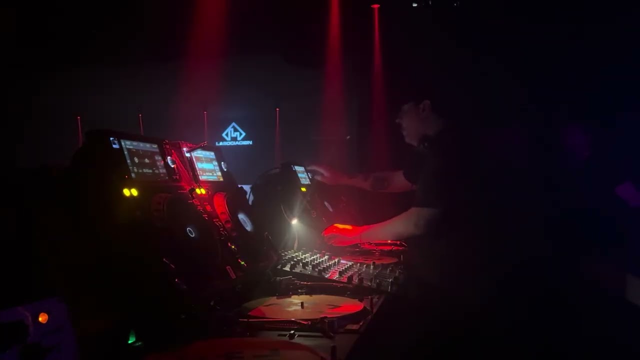 UnkleFon en NYE @LASOCIACIØN