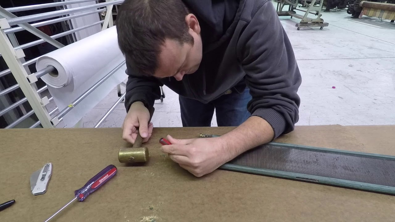 Sizing reed to fit into shuttle loom
