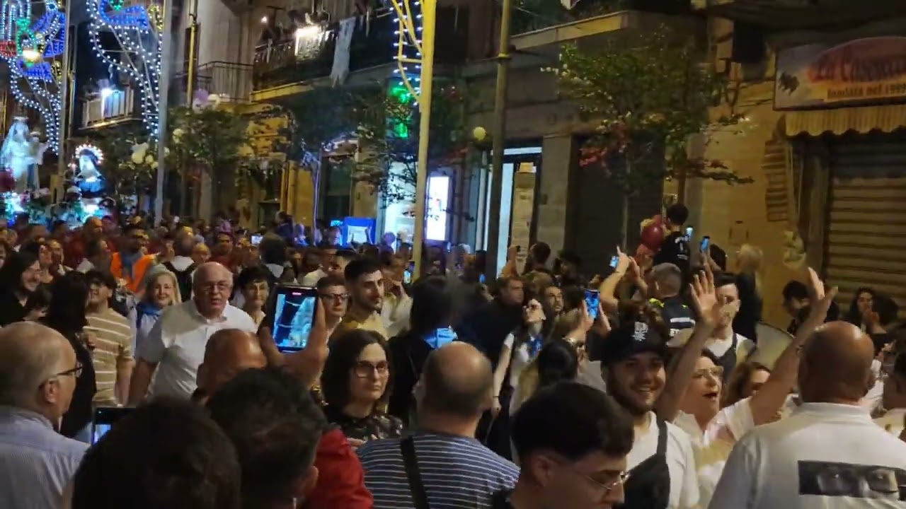 Festa Santa Rita a Nocera Inferiore 2023: la processione e la cascata di rose e fiori