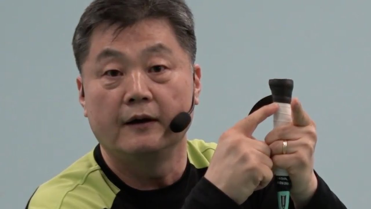 Badminton-Tips for Freshers (14) How To Put A Grip Onto Your Racket Handle