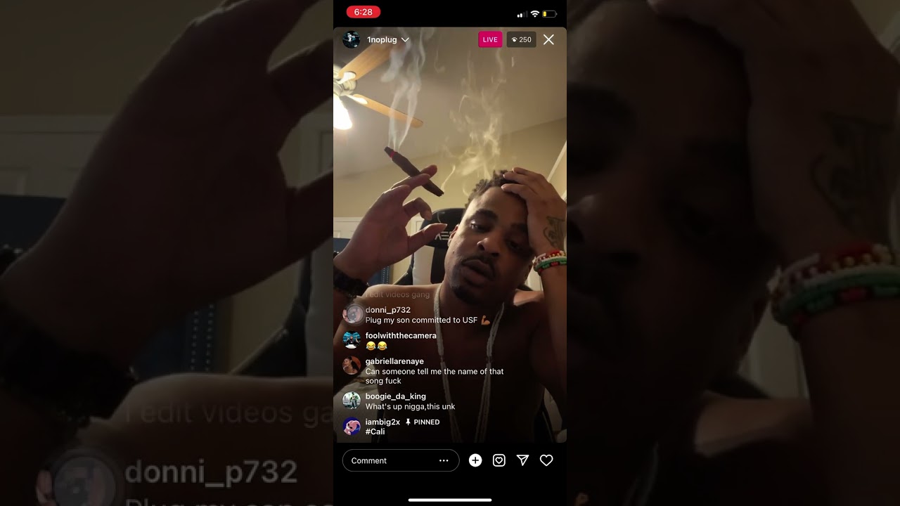 Noplug  on live with his fans