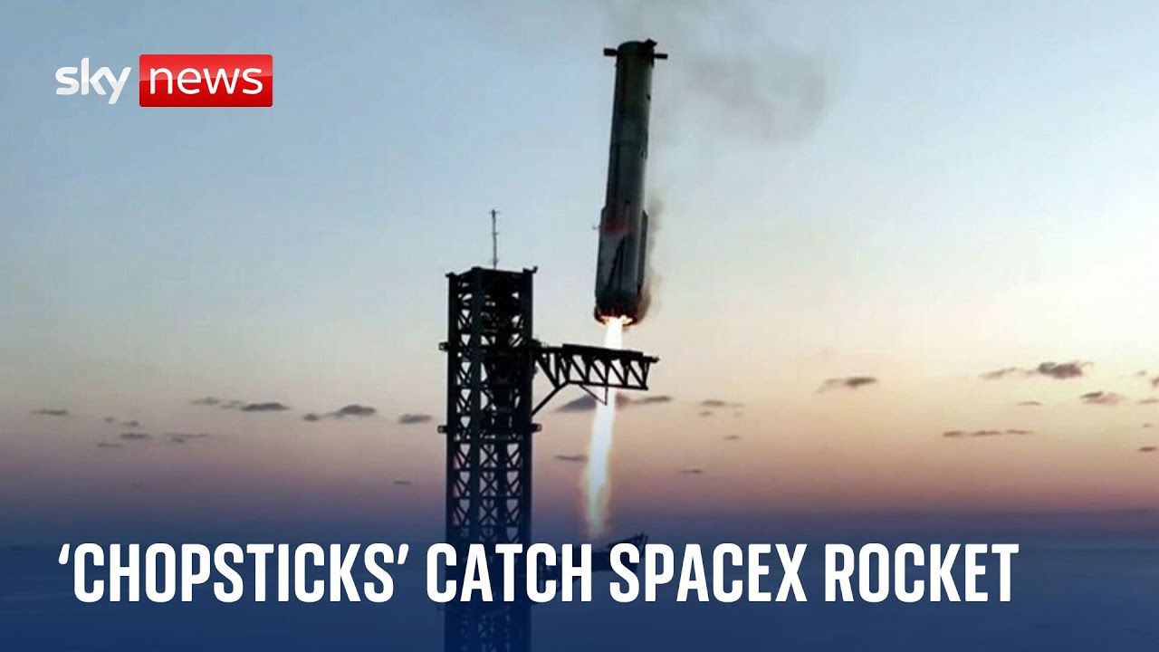 Компания SpaceX совершила первую в мире посадку после того, как ракетный ускоритель был пойман ме...