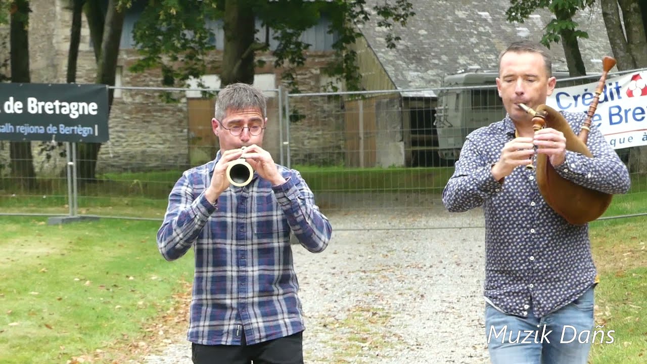 Marche du pays Montagne sonnée par Hervé Irvoas (bombarde) et Cédric Moign (biniou) à Gourin en 2021