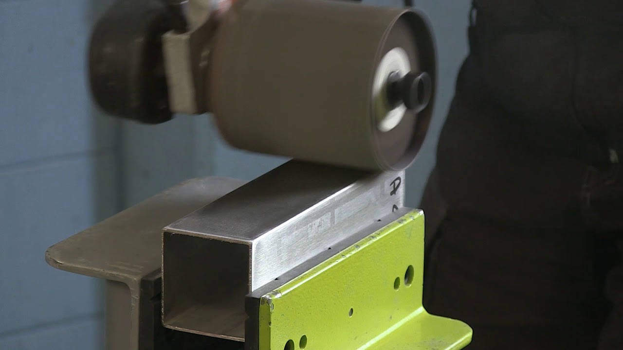 Come raggiungere una finitura a specchio su acciaio  inox con una satinatrice