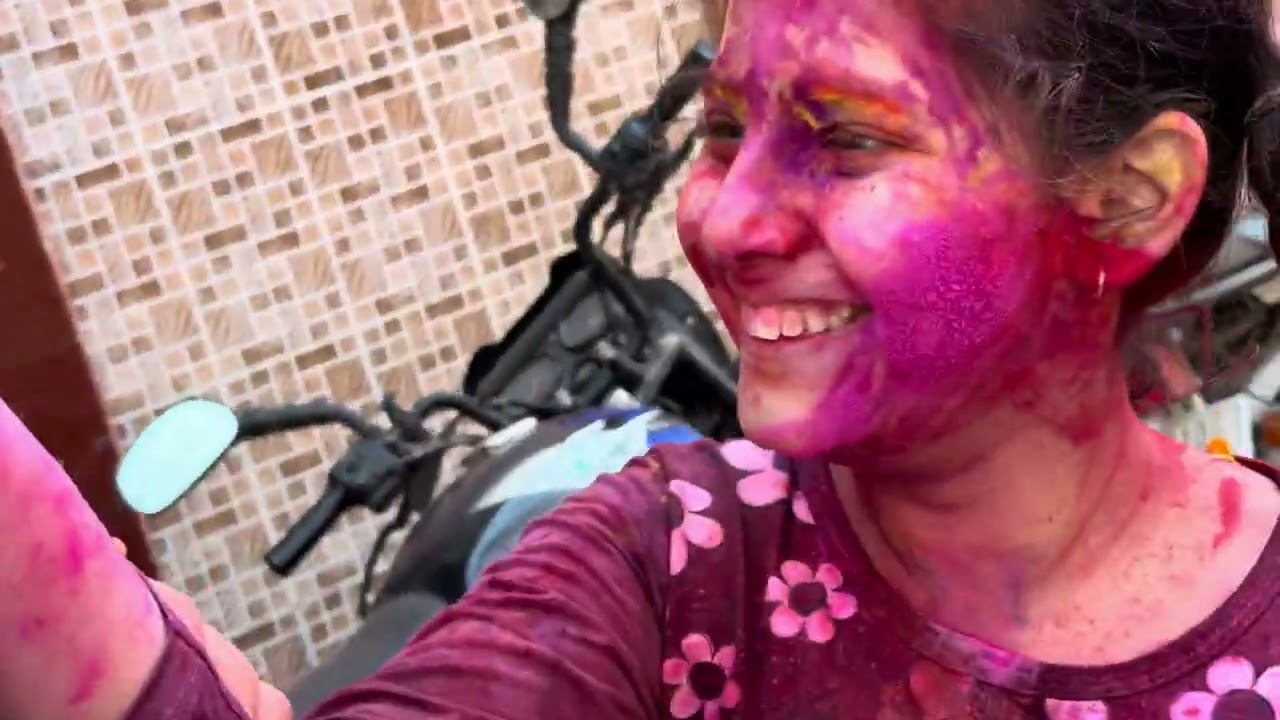  😱ਪਹਿਲੀ ਵਾਰ ਮਨਾਈ ਜਬਰਦਸਤ ਹੋਲੀ 😂😱 ਇਸ ਤਰਾ ਕੋਣ ਮਨੋਦਾ ਹੋਲੀ 🤦‍♀️watch full video dont miss end  #holi