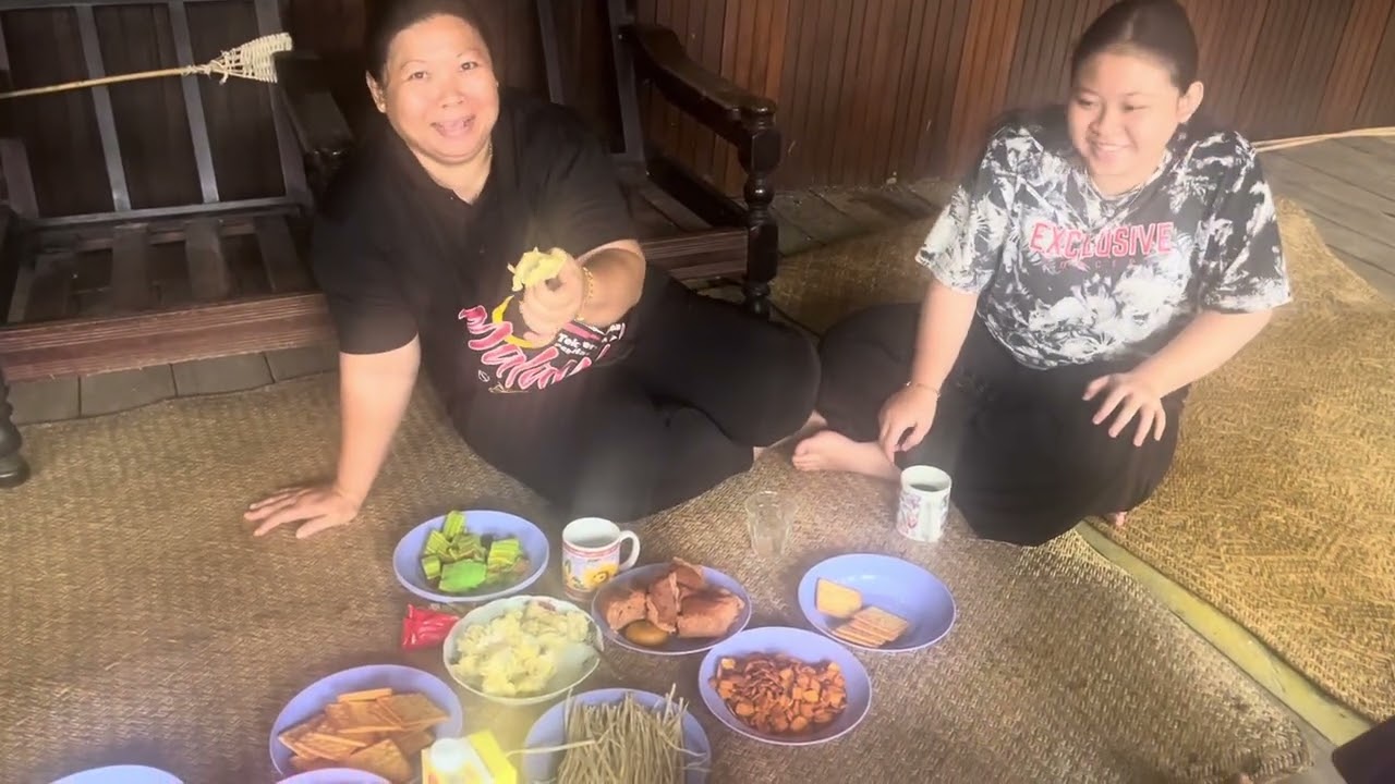 Sarapan pagi sebelum memulakan kerja membersih kawasan rumah 