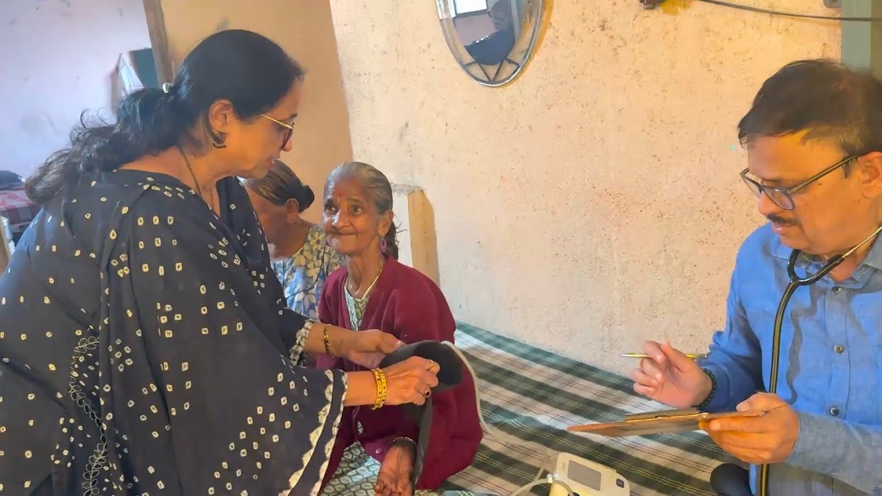 आजींचं चेकअप करण्यासाठी आले डॉक्टर