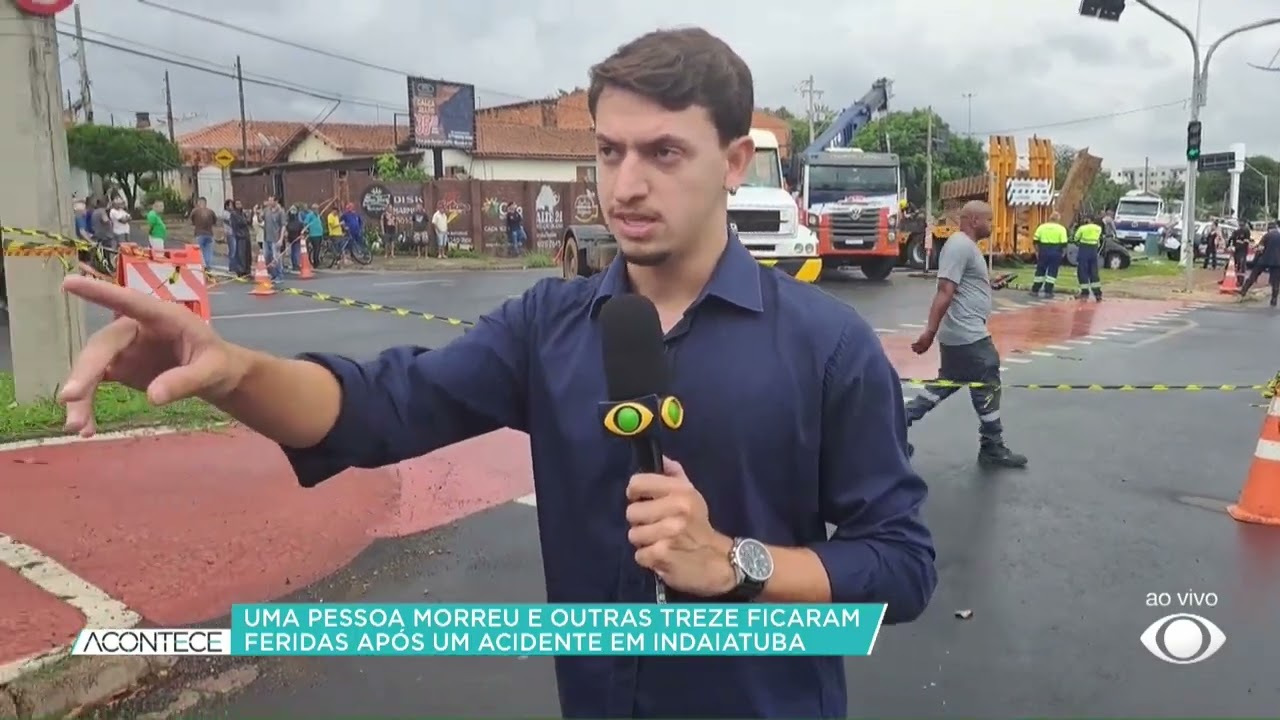 Retroescavadeira tomba em cima de carro e deixa um morto e 13 feridos