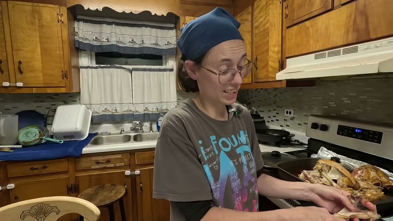 Отделение целой индейки от костей + уютная беседа на кухне | День на кухне
