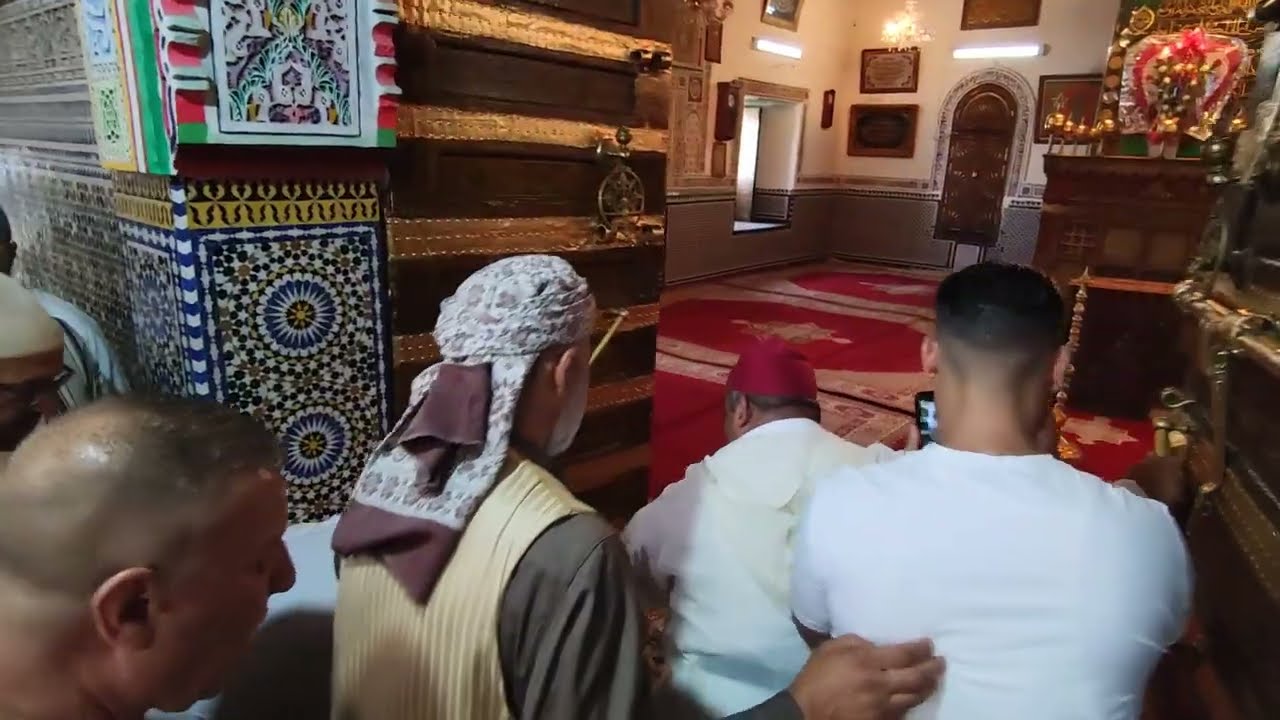 شيخ الكامل حفل افتتاح قبة الضريح بحضور المريدين والمادحين و منشدين العيساوي انه عرس صوفي 01