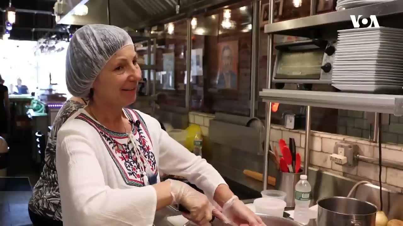 Українка годує нью-йоркців варениками!