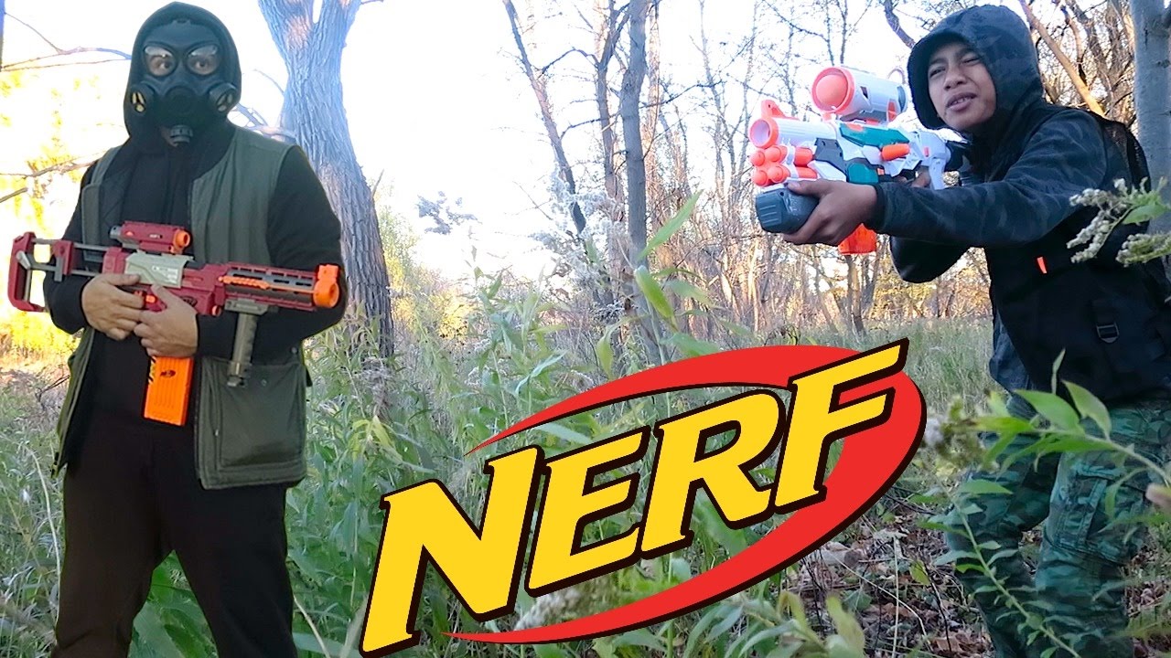 NERF MODULUS TRI-STRIKE- NERF BATTLE VS GAS MASK FACE GUY WITH NERF CRIMSON RECON