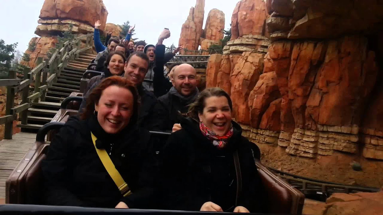 Bande de ouf dans le train de la mine disney