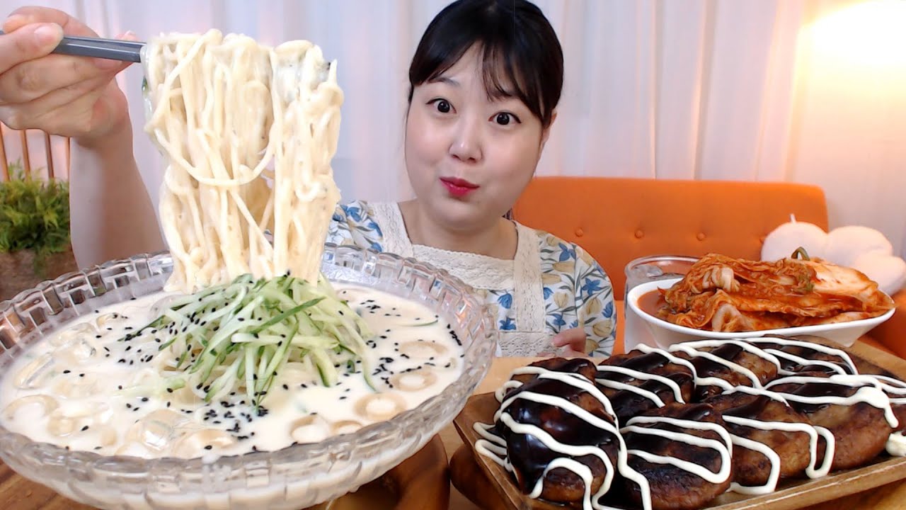 시원하고 진한~ 콩국수 입안가득 크리미 통통한 떡갈비 배추김치 먹방 Cold bean-soup Guksu Kimchi Galbi Kreanfood  Mukbang