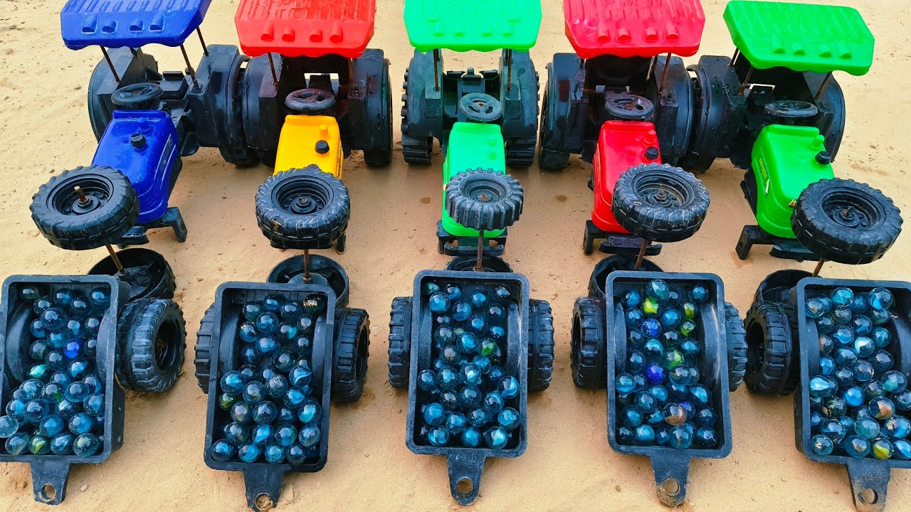 अरे बच्चों हमारे mini tractors बच्चों के लिए बहुत सारे कंचे लेके जा रहे हैं !! Krishna toy